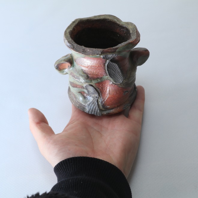 【益子焼】 花器 花瓶 花びん フラワーベース 花生け 花活け 作家のこだわり 赤貝文様花器 筒花瓶 筒花生け 高さ9cm 1点もの 再制作なし ( 定年 退職 贈り物 退職祝い 退職記念 自分へのご褒美 などの贈り物に )