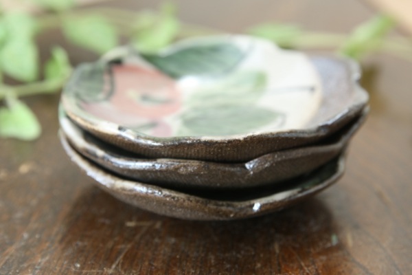 【益子焼】たたら作りの変形しょうゆ皿　優しい風合いのつばきシリーズ【単品１枚】