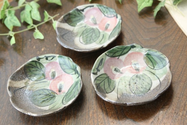 【益子焼】たたら作りの変形しょうゆ皿　優しい風合いのつばきシリーズ【単品１枚】