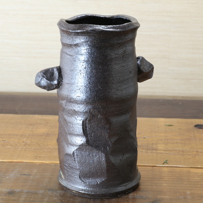 【益子焼】 花器 花瓶 花びん フラワーベース 花生け 花活け 耳付き荒面取り筒花瓶 炭化焼無地 高さ21cm 一点物