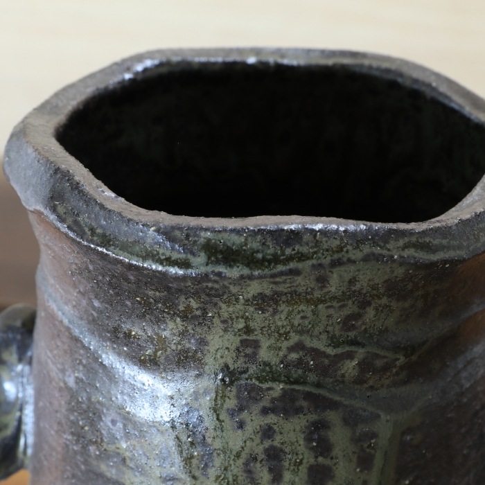 【益子焼】 花器 花瓶 花びん フラワーベース 花生け 花活け 耳付き荒面取り筒花瓶 炭化焼無地 高さ21cm 一点物