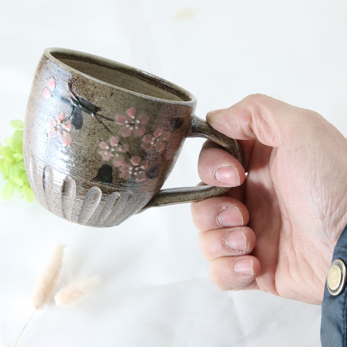 【益子焼】　マグカップ おしゃれ 下しのぎ さくら桜模様 明るめな風合いの炭化焼　【単品１個】