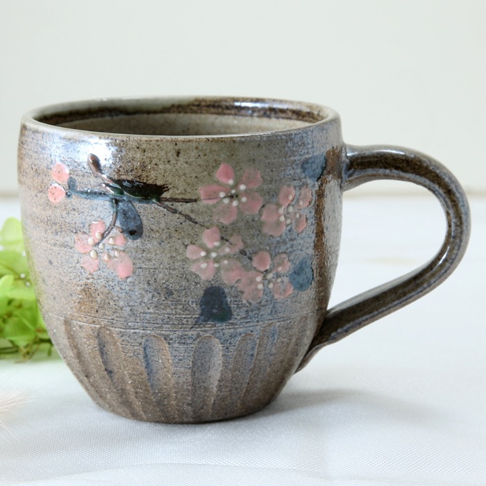 益子焼 益子焼 マグカップ おしゃれ 下しのぎ さくら桜模様 明るめな風合いの炭化焼 単品１個 珈琲カップ マグカップ ティーカップ マグカップ 益子焼 通販 益子焼窯元よこやま