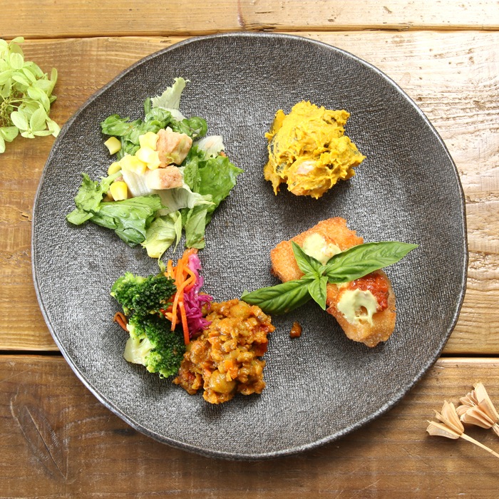 【益子焼】　パスタ皿　盛り皿　シンプル丸形　炭化焼き無地　パスタ皿約24.5cm 【単品１枚】