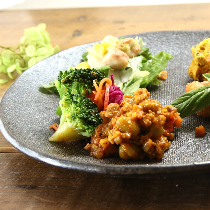 【益子焼】　パスタ皿　盛り皿　シンプル丸形　炭化焼き無地　パスタ皿約24.5cm 【単品１枚】