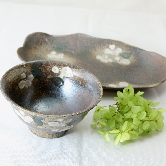 【益子焼】【送料無料】（沖縄・離島は送料880円）おかず皿2枚と夫婦茶碗の和食器お試し４点セット 紅白はなみずき 結婚祝い 結婚記念日などの贈り物にも最適 ※お一人様１回限定！返品不可商品