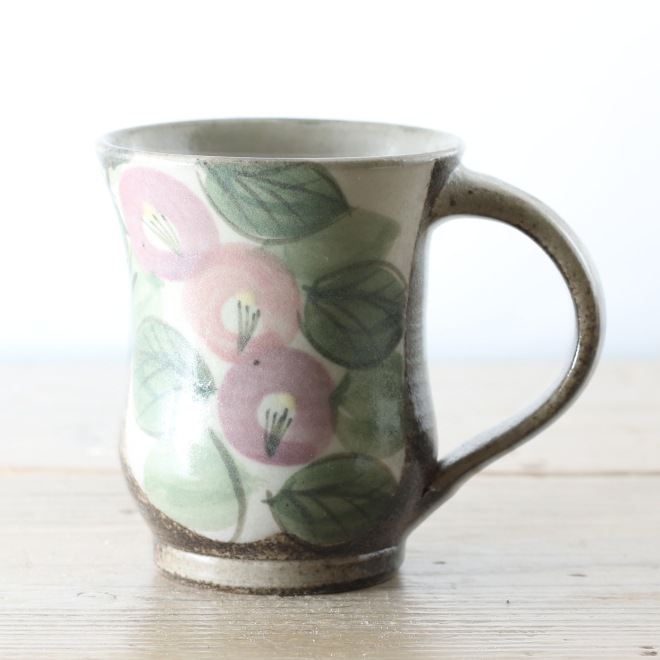 【益子焼】 おしゃれ 小さめビールジョッキ 小さめビアマグ ふだん使いのお手頃サイズ マグカップにも 優しい風合いのつばき模様 ふっくら形 【単品1個】