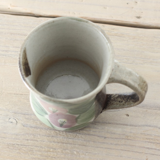 【益子焼】 おしゃれ 小さめビールジョッキ 小さめビアマグ ふだん使いのお手頃サイズ マグカップにも 優しい風合いのつばき模様 ふっくら形 【単品1個】