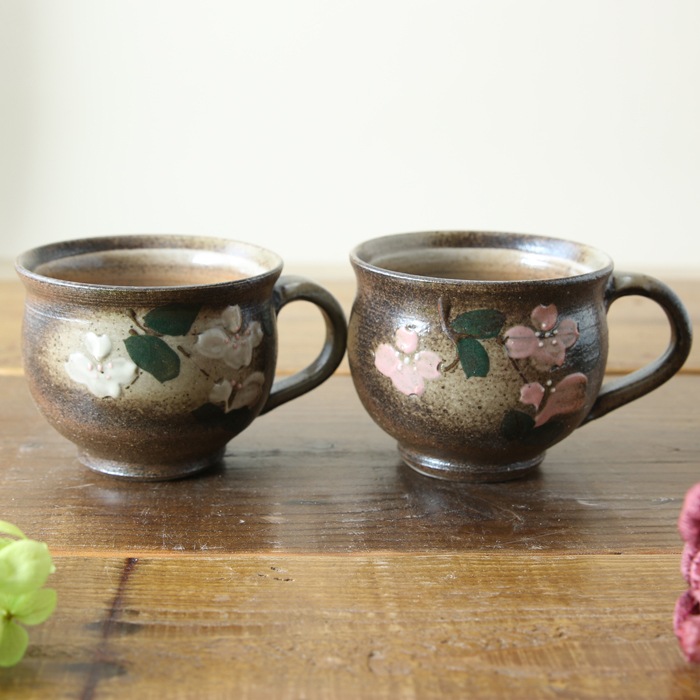 【益子焼】【送料無料】（沖縄・離島は送料880円）マグカップ2個とケーキ皿2枚のおうちカフェお試し４点セット 紅白はなみずき 結婚祝い 結婚記念日などの贈り物にも最適 ※お一人様１回限定！返品不可商品