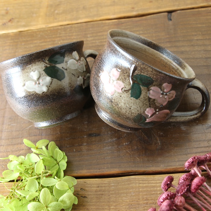 【益子焼】【送料無料】（沖縄・離島は送料880円）マグカップ2個とケーキ皿2枚のおうちカフェお試し４点セット 紅白はなみずき 結婚祝い 結婚記念日などの贈り物にも最適 ※お一人様１回限定！返品不可商品