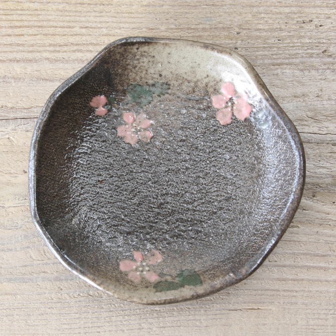 【益子焼】縁の豪快な変形 和菓子小皿 焼き肉のたれ入れのお皿 【単品１枚】