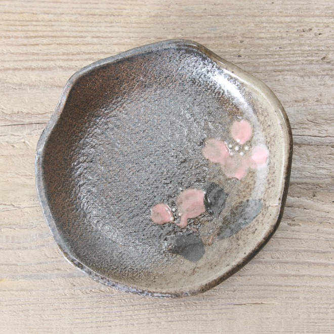 【益子焼】縁の豪快な変形 和菓子小皿 焼き肉のたれ入れのお皿 【単品１枚】