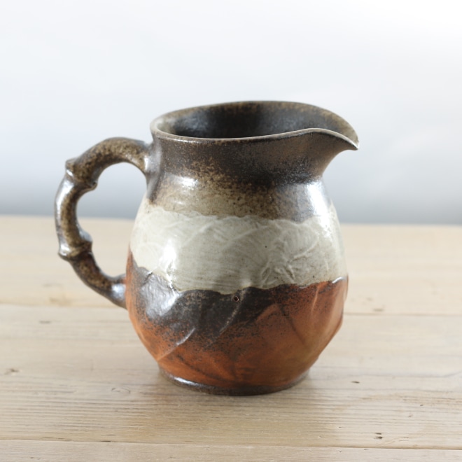 陶器のジャー 茶色 取っ手付き 益子焼｜【益子焼】水差し ピッチャー 陶器 カラフェ ふっくら 削り