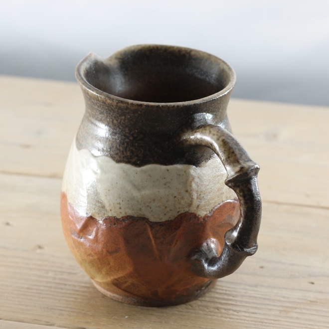 【益子焼】水差し ピッチャー 陶器 カラフェ ふっくら 削り模様＆茶系色と白系色 バンブー持ち手 【単品１個】