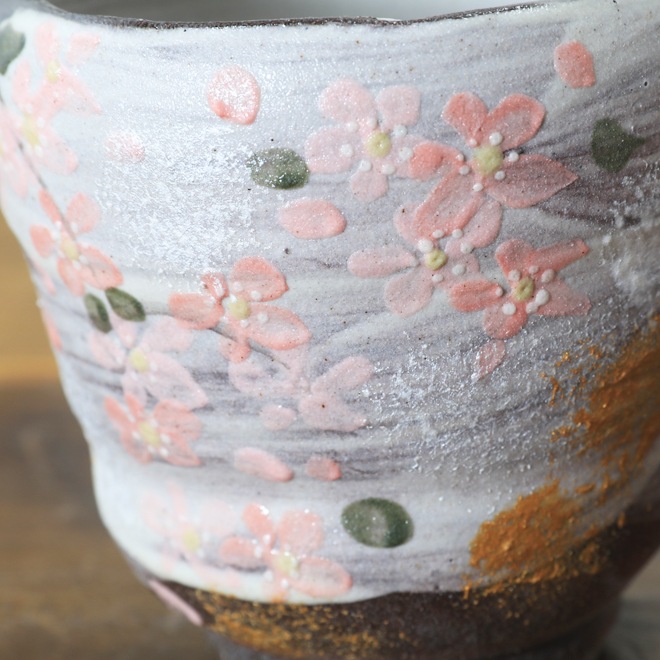 【益子焼】 夫婦湯呑み 赤土の生地と刷毛目 さくら桜 金銀上絵付け 夫婦湯呑みセット 一点物 （ 長寿のお祝い 退職祝い 退職記念 ご自分へのご褒美 などの贈り物にも）