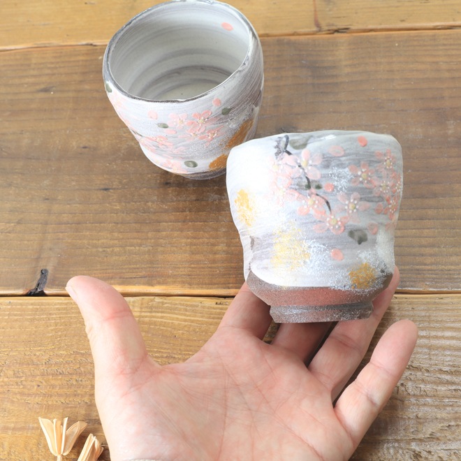 【益子焼】 夫婦湯呑み 赤土の生地と刷毛目 さくら桜 金銀上絵付け 夫婦湯呑みセット 一点物 （ 長寿のお祝い 退職祝い 退職記念 ご自分へのご褒美 などの贈り物にも）
