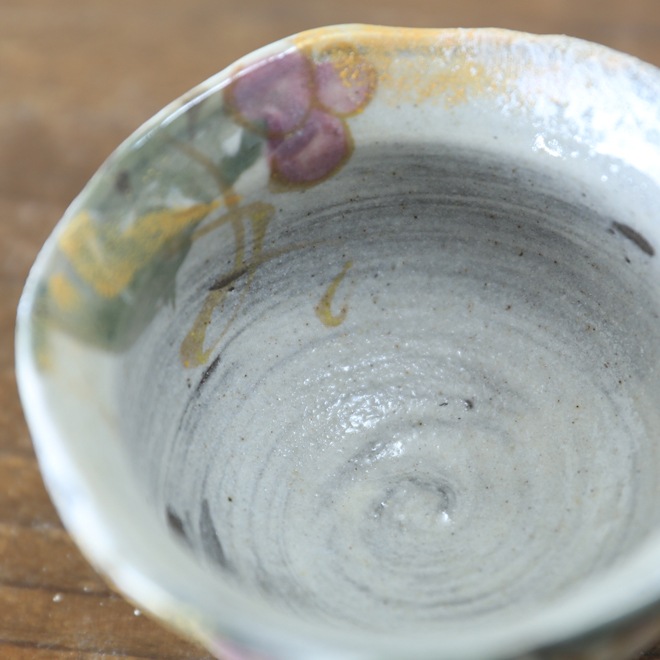 【益子焼】  酒器セット グレー生地に刷毛目 野ぶどう模様 金銀上絵付け とっくり1個・ぐい呑み２個のセット （ 長寿のお祝い 退職祝い 退職記念 ご自分へのご褒美 などの贈り物にも）