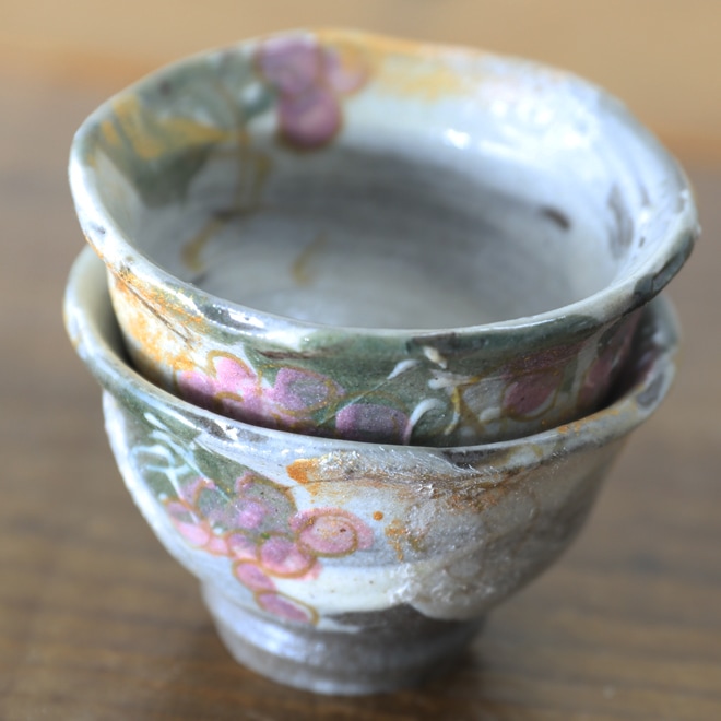 【益子焼】  酒器セット グレー生地に刷毛目 野ぶどう模様 金銀上絵付け とっくり1個・ぐい呑み２個のセット （ 長寿のお祝い 退職祝い 退職記念 ご自分へのご褒美 などの贈り物にも）