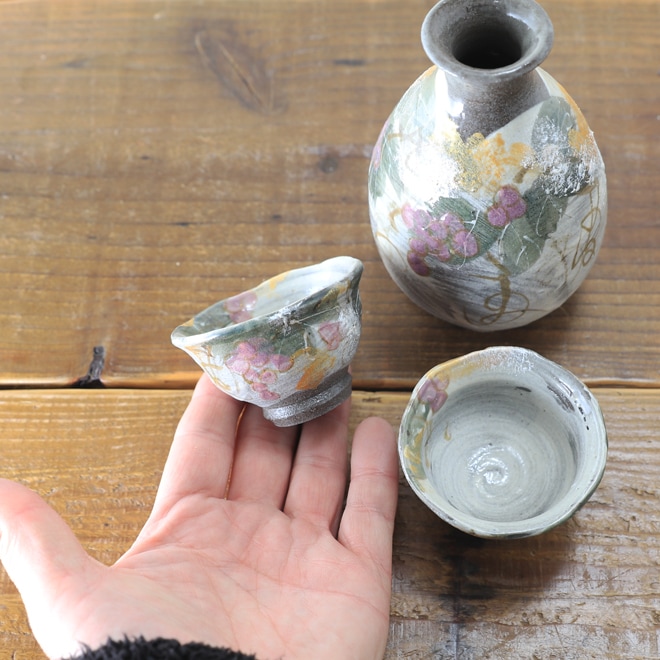 【益子焼】  酒器セット グレー生地に刷毛目 野ぶどう模様 金銀上絵付け とっくり1個・ぐい呑み２個のセット （ 長寿のお祝い 退職祝い 退職記念 ご自分へのご褒美 などの贈り物にも）