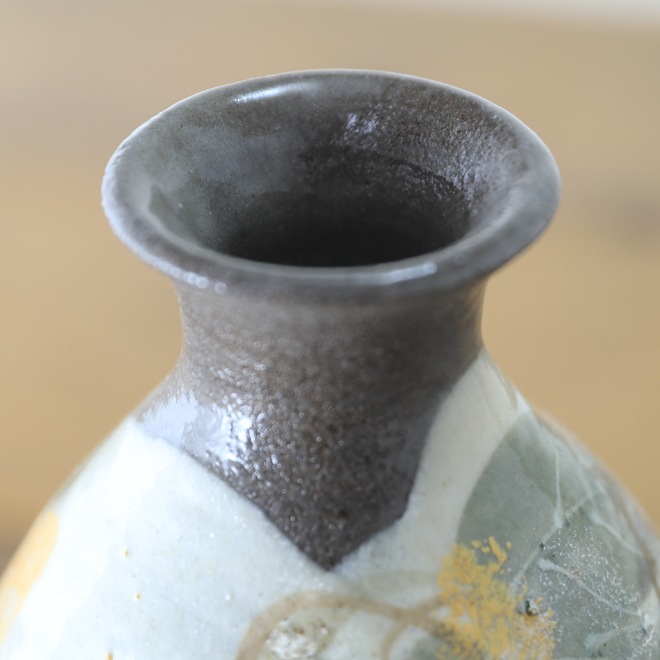 【益子焼】  酒器セット グレー生地に刷毛目 野ぶどう模様 金銀上絵付け とっくり1個・ぐい呑み２個のセット （ 長寿のお祝い 退職祝い 退職記念 ご自分へのご褒美 などの贈り物にも）