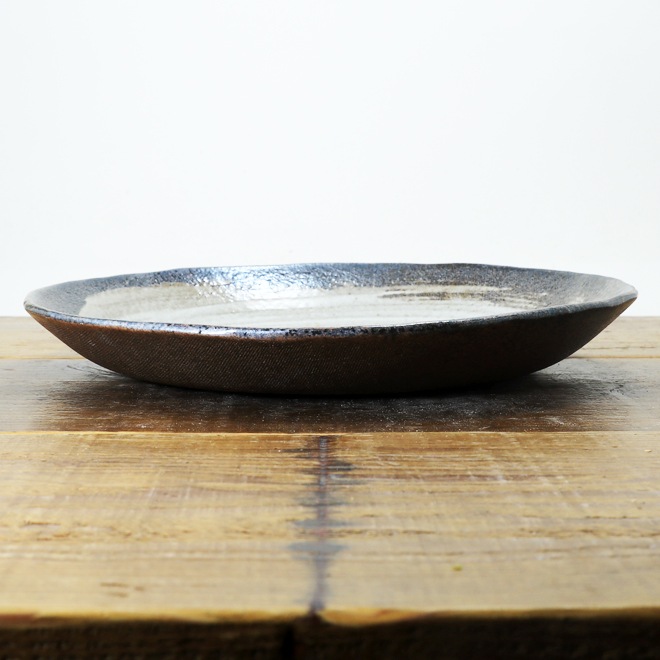 【益子焼】おしゃれ カフェ器 カフェ使用 ワンプレート丸深皿 深さのある ワンプレート皿 約27cm 炭化焼シリーズ 刷毛目模様 単品1枚