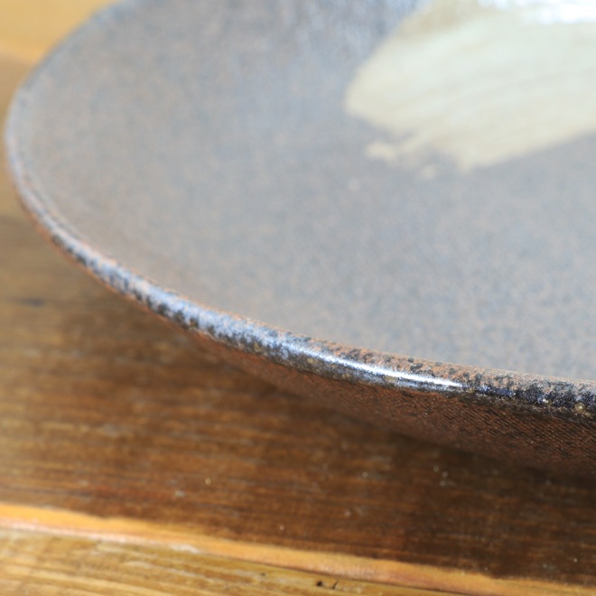 【益子焼】おしゃれ カフェ器 カフェ使用 ワンプレート丸深皿 深さのある ワンプレート皿 約27cm 炭化焼シリーズ 刷毛目模様 単品1枚