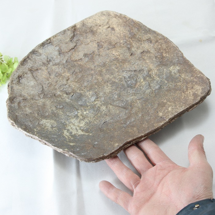 【益子焼 作家】  月兎窯  宮島將實作 石のような凸凹感のあるデザイン　どっしり重厚感のある　「石目シリーズ」菱形風 平らめな三つ足付き盛り皿  （単品１個）
