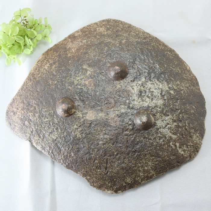 【益子焼 作家】  月兎窯  宮島將實作 石のような凸凹感のあるデザイン　どっしり重厚感のある　「石目シリーズ」菱形風 平らめな三つ足付き盛り皿  （単品１個）