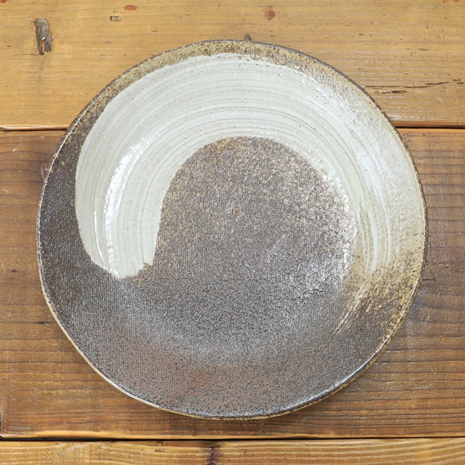 【益子焼】深さのある 丸形盛り皿 約23.5cm 炭化焼シリーズ 刷毛目模様 単品1枚