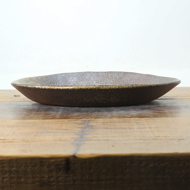 【益子焼】深さのある 丸形盛り皿 約23.5cm 炭化焼シリーズ 刷毛目模様 単品1枚