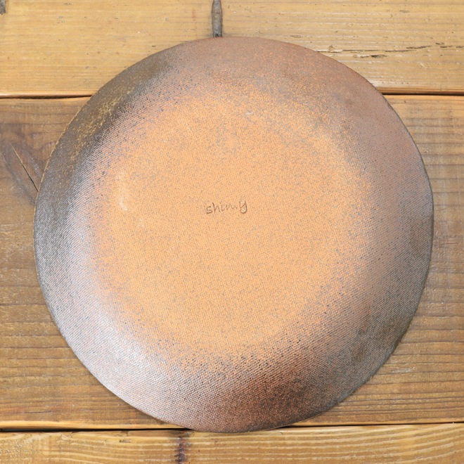 【益子焼】深さのある 丸形盛り皿 約23.5cm 炭化焼シリーズ 刷毛目模様 単品1枚