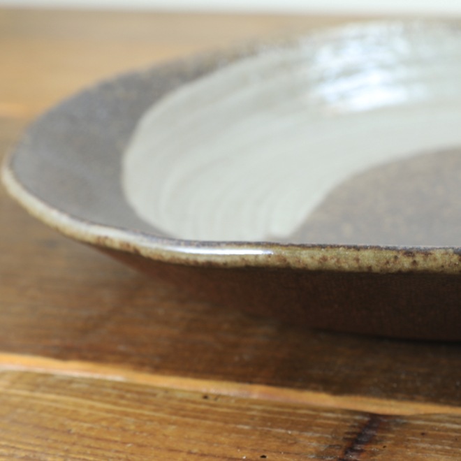 【益子焼】深さのある 丸形盛り皿 約23.5cm 炭化焼シリーズ 刷毛目模様 単品1枚