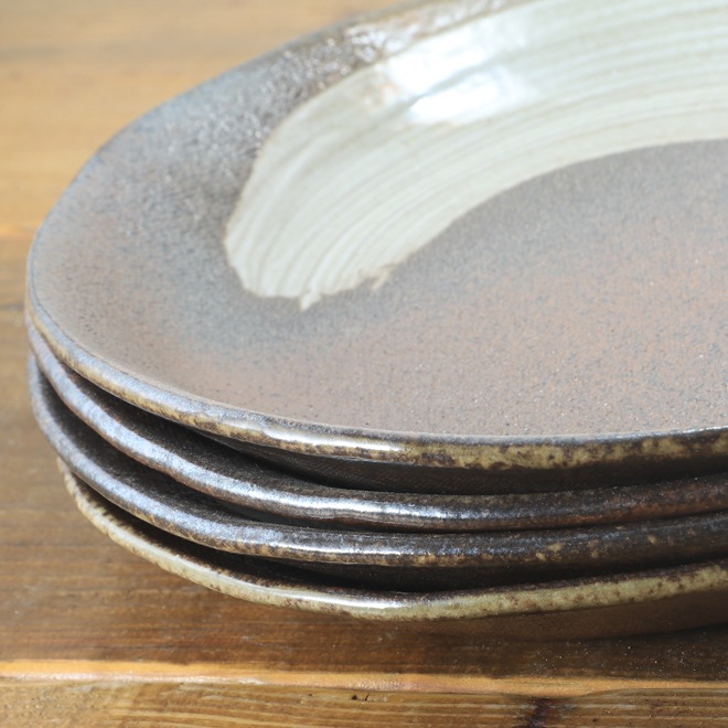 【益子焼】深さのある 丸形盛り皿 約23.5cm 炭化焼シリーズ 刷毛目模様 単品1枚