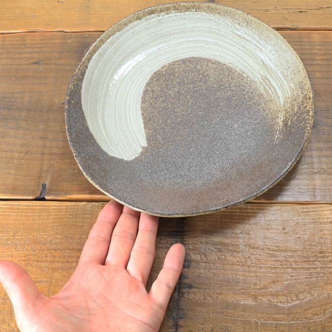 【益子焼】深さのある 丸形盛り皿 約23.5cm 炭化焼シリーズ 刷毛目模様 単品1枚