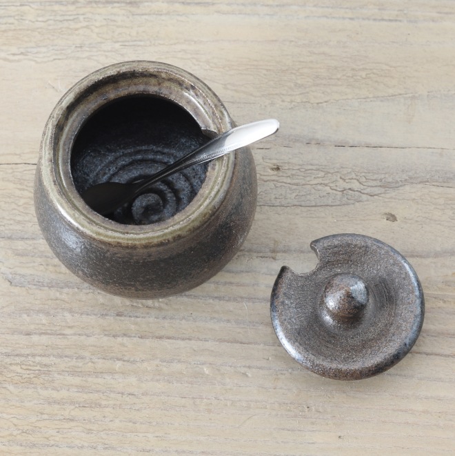 【益子焼】 七味入れ 薬味入れ 炭化焼無地 本体と蓋付き ミニスプーン付き