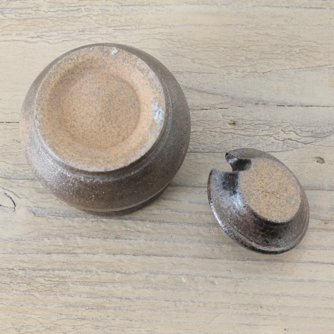 【益子焼】 七味入れ 薬味入れ 炭化焼無地 本体と蓋付き ミニスプーン付き