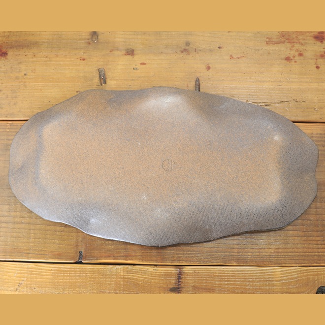 【受注生産品：納期2～3ヶ月後】【業務用食器・大皿】【益子焼】変形した長方形のオードブル皿 刺身皿 大皿 まな板皿 長さ約43cm （炭化焼無地・単品販売）