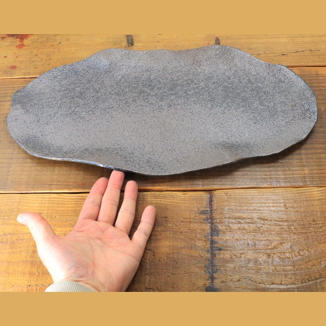 【受注生産品：納期2～3ヶ月後】【業務用食器・大皿】【益子焼】変形した長方形のオードブル皿 刺身皿 大皿 まな板皿 長さ約43cm （炭化焼無地・単品販売）
