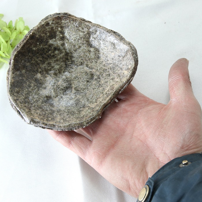 【益子焼 作家】  月兎窯  宮島將實作 石のような凸凹感のあるデザイン　どっしり重厚感のある　「石目シリーズ」菱形風 三つ足の小鉢  （単品１個）