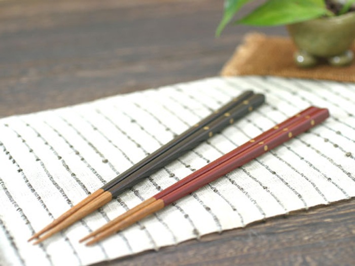 サラサラ～とした優しい手触り！水玉模様の金留お箸