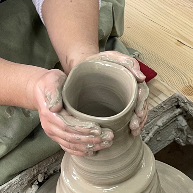 「楽しいっ！をギフトに♪」自然たっぷりの栃木県益子町で陶芸体験 「陶芸ろくろ体験チケット １名様分」 初めての方でも楽しくろくろ体験ができます 作品1～2個付き・配送料込み・ギフト箱入り