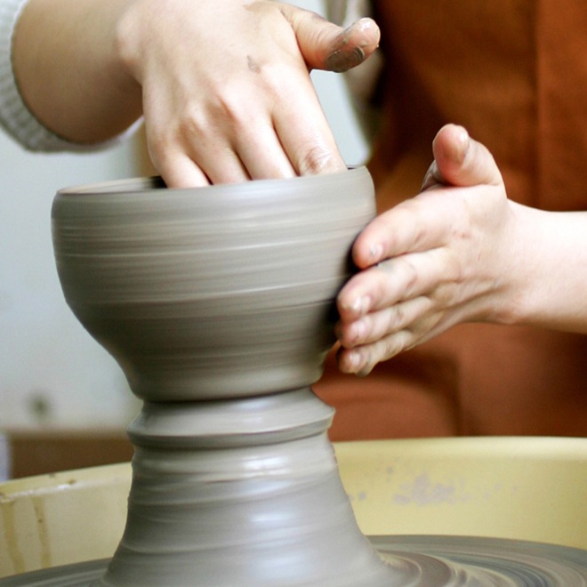 「楽しいっ！をギフトに♪」自然たっぷりの栃木県益子町で陶芸体験 「陶芸ろくろ体験チケット １名様分」 初めての方でも楽しくろくろ体験ができます 作品1～2個付き・配送料込み・ギフト箱入り