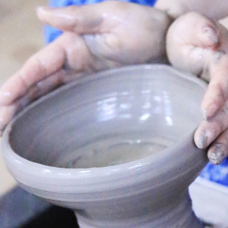 「楽しいっ！をギフトに♪」自然たっぷりの栃木県益子町で陶芸体験 「陶芸ろくろ体験チケット １名様分」 初めての方でも楽しくろくろ体験ができます 作品1～2個付き・配送料込み・ギフト箱入り