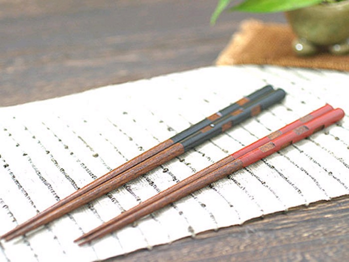 お洒落にカットしたデザイン『彫り市松お箸』