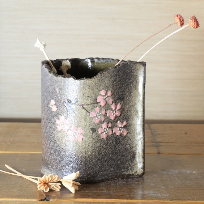 【益子焼】 素朴な陶器にお花を飾る 炭化焼 巻き花瓶（サイズ中：高さ約12.5cm）【単品１個】