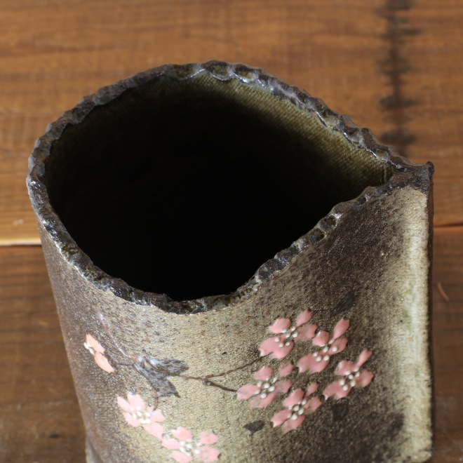 【益子焼】 素朴な陶器にお花を飾る 炭化焼 巻き花瓶（サイズ中：高さ約12.5cm）【単品１個】