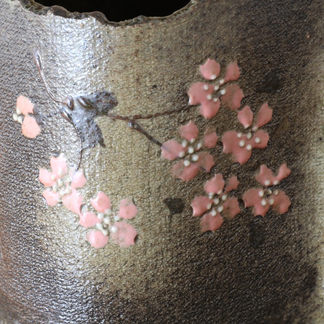 【益子焼】 素朴な陶器にお花を飾る 炭化焼 巻き花瓶（サイズ中：高さ約12.5cm）【単品１個】