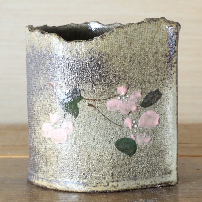 【益子焼】 素朴な陶器にお花を飾る 炭化焼 巻き花瓶（サイズ中：高さ約12.5cm）【単品１個】