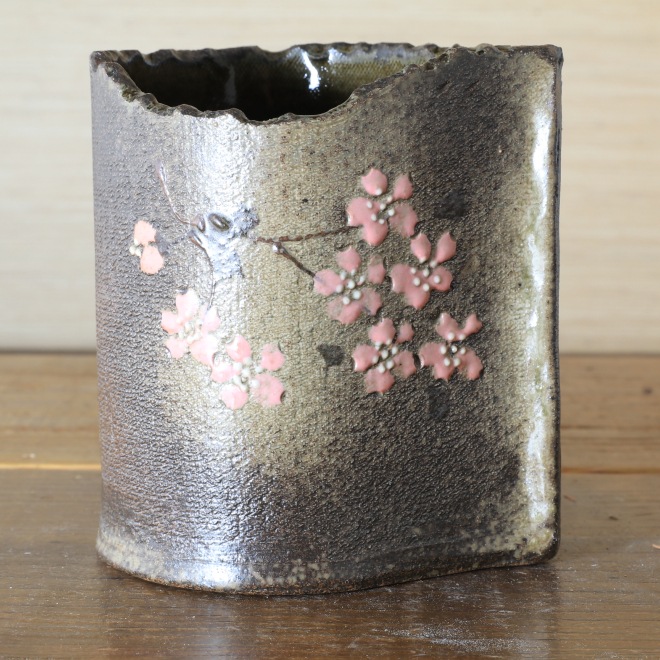 【益子焼】 素朴な陶器にお花を飾る 炭化焼 巻き花瓶（サイズ中：高さ約12.5cm）【単品１個】