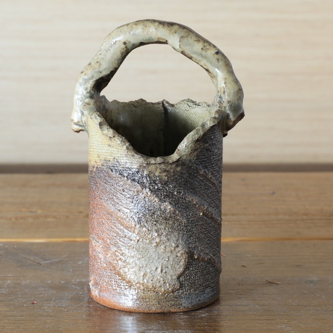 【益子焼】 素朴な陶器にお花を飾る 炭化焼 手付き丸の巻き花瓶 （サイズ小：本体の高さ約9.5cm）一点物  【単品１個】